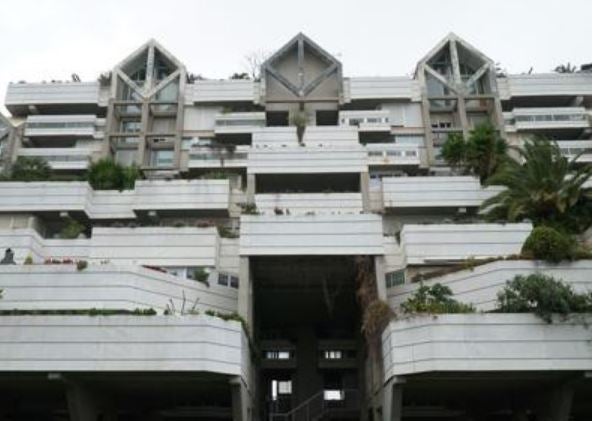 Surgió en una cena de amigos que reivindicaban la utopía de conseguir vivir en la ciudad sin desvincularse de la naturaleza y este año cumple ya un cuarto de siglo una edificación que conjuga el ecologismo con la tecnología, pues fue de las primeras de Europa en tener banda ancha. Se trata de Espai Verd, un singular edificio situado en la entrada de Valencia desde la autovía de Barcelona compuesto por 108 viviendas ajardinadas en altura responsabilidad del arquitecto Antonio Cortés