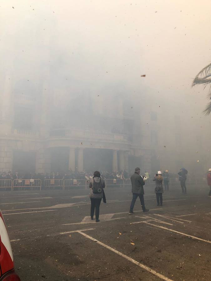 La plaza del Ayuntamiento de Valencia ha vivido este domingo 24 de febrero una gran mascletà a cargo de Pirotecnia Valenciana. La Cruz Roja ha tenido que atender a diez personas: 9 por lipotimias y una por contusiones. 