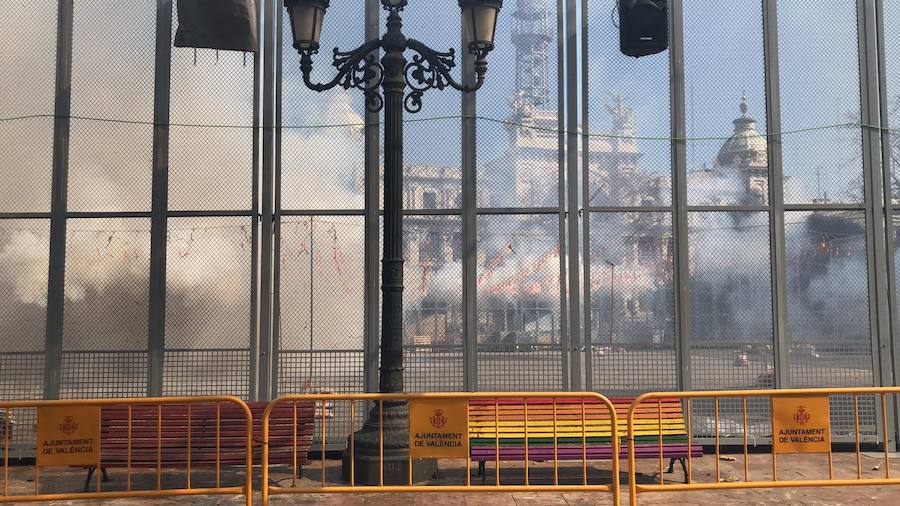 La plaza del Ayuntamiento de Valencia ha vivido este domingo 24 de febrero una gran mascletà a cargo de Pirotecnia Valenciana. La Cruz Roja ha tenido que atender a diez personas: 9 por lipotimias y una por contusiones. 