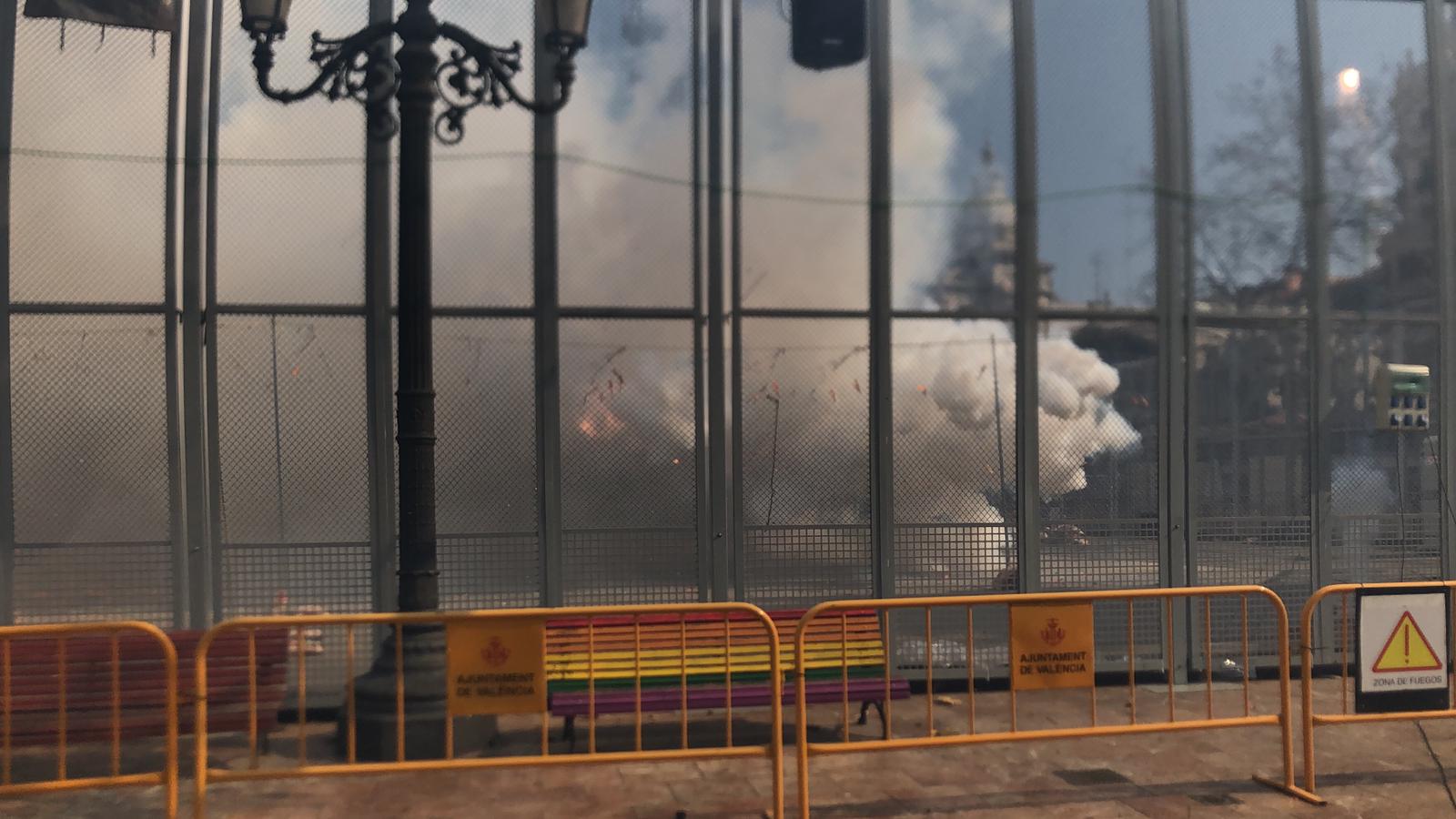 La plaza del Ayuntamiento de Valencia ha vivido este domingo 24 de febrero una gran mascletà a cargo de Pirotecnia Valenciana. La Cruz Roja ha tenido que atender a diez personas: 9 por lipotimias y una por contusiones. 