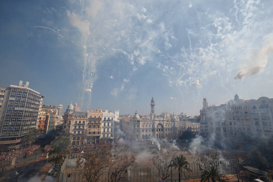 La plaza del Ayuntamiento de Valencia ha vivido este domingo 2 de febrero una gran mascletà a cargo de Pirotecnia Valenciana. La Cruz Roja ha tenido que atender a diez personas: 9 por lipotimias y una por contusiones. 