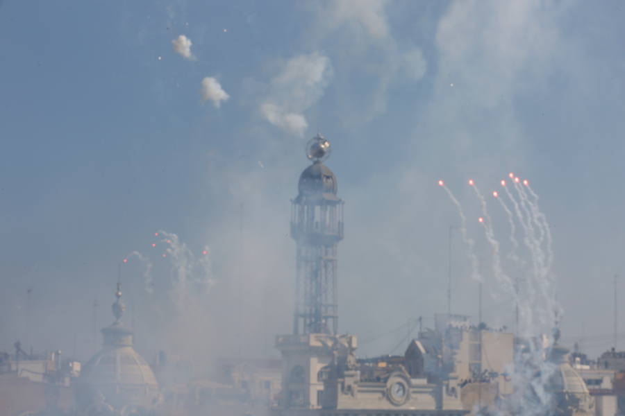 La plaza del Ayuntamiento de Valencia ha vivido este domingo 24 de febrero una gran mascletà a cargo de Pirotecnia Valenciana. La Cruz Roja ha tenido que atender a diez personas: 9 por lipotimias y una por contusiones. 