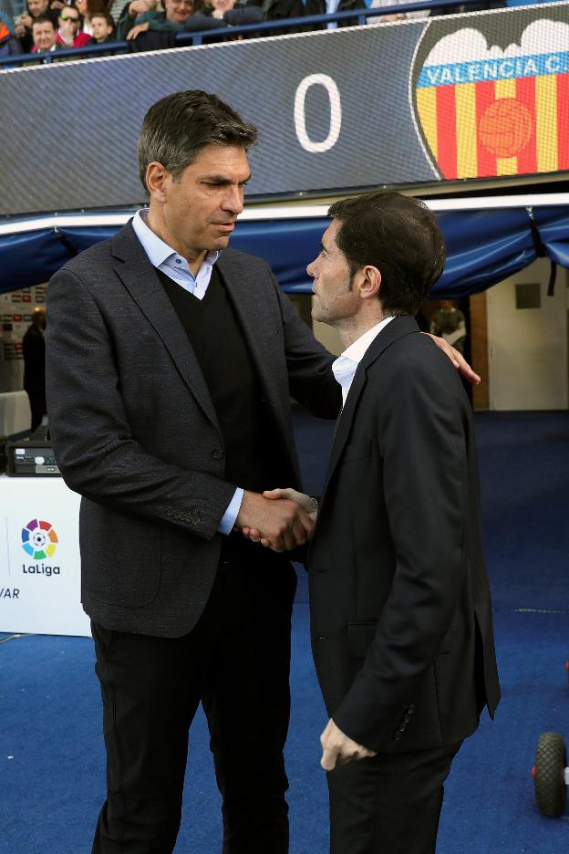 Pellegrino y Marcelino se saludan instantes antes del encuentro. 