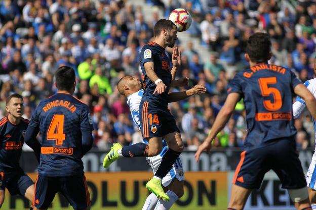 Gayà despeja el balón ganándole a El Zhar. 