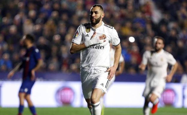 El jugador francés, Benzema, celebrando un gol.