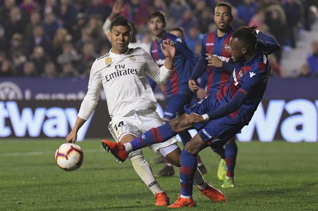 Doukouré busca el balón en la acción del penalti. 