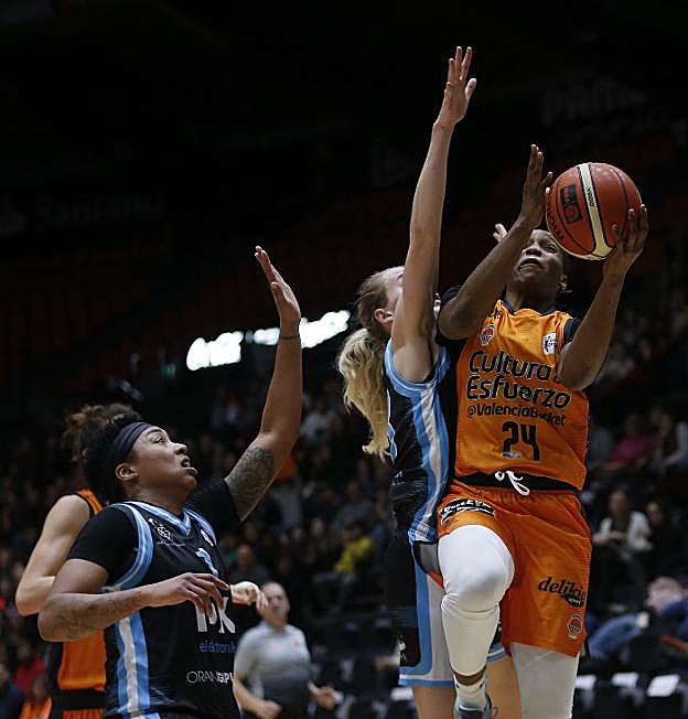 Joy Adams entra a canasta en la Fonteta. 