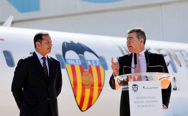 El presidente del Valencia CF, Anil Murthy y el de Air Nostrum, Carlos Bertomeu, presentan el avión tematizado con motivo del centenario del Valencia CF. 