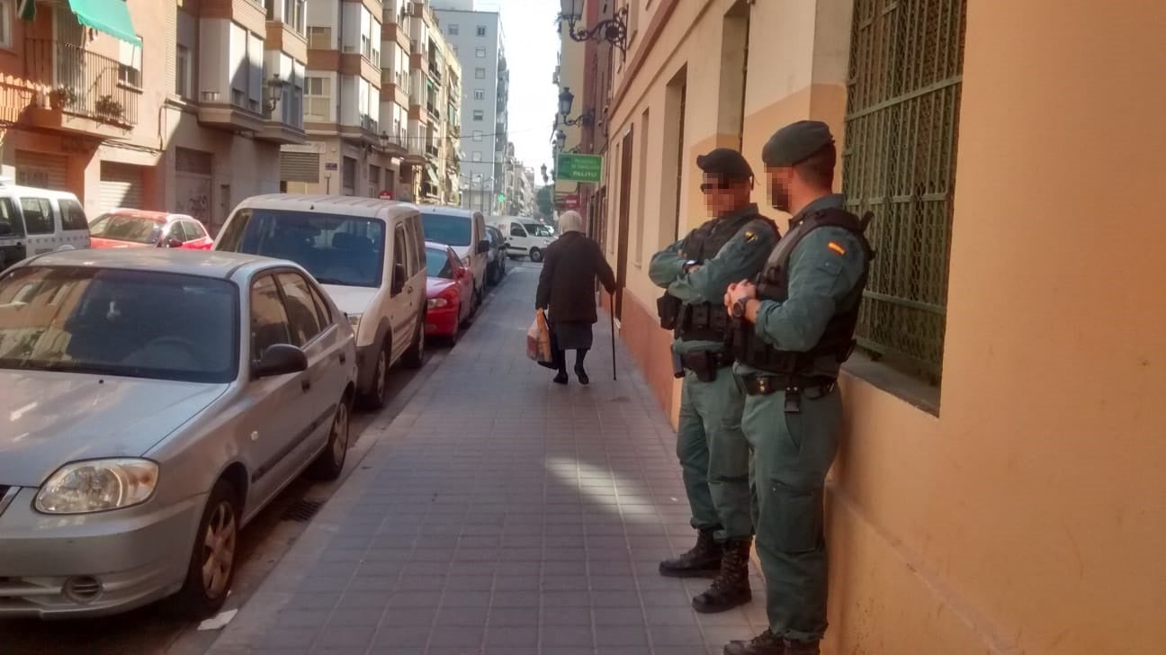 Fotos: Fotos de la Operación de la Guardia Civil en la calle Marino Albesa, 7 de Valencia