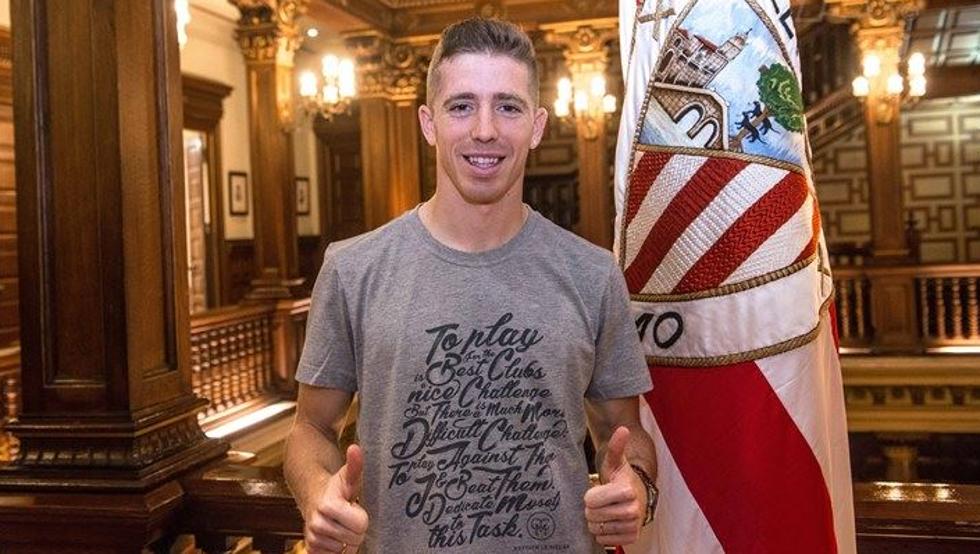 Muniain, con la camiseta que lleva la frase de Le Tissier