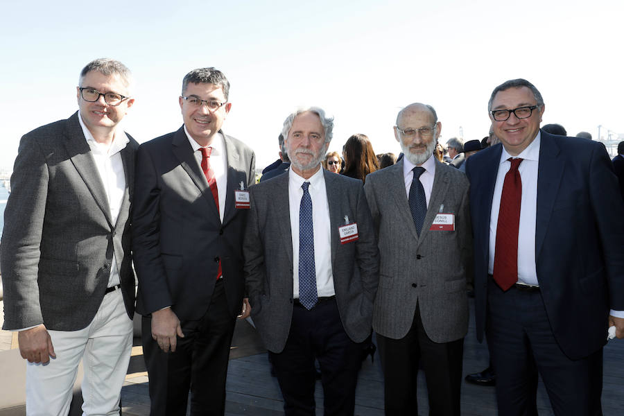 La Asociación Valenciana de Empresarios celebró este miércoles su asamblea general en Marina de Empresas, con presencia de 120 de sus 140 asociados. La mayoría prevén un 2019 igual o mejor en términos económicos que 2018 y crecerán tanto en empleo como en facturación, aunque sube el porcentaje que considera que será peor. Uno de los momentos más emotivos de la asamblea fue el homenaje a su presidente fundador, Silvino Navarro, que recibió una placa conmemorativa de manos del actual presidente, Vicente Boluda. Las ponencias corrieron a cargo de Juan Roig, Agustín Gregori y Alberto Gutiérrez, mientras que los presidentes de Caixabank, Jordi Gual, y del Sabadell, Josep Oliu, se presentaron entre los nuevos asociados del 'lobby' empresarial. Al acto de clausura, celebrado en el Veles e Vents, se incorporaron el presidente Ximo Puig y numerosos representantes del ámbito político, económico y social de la Comunitat Valenciana.