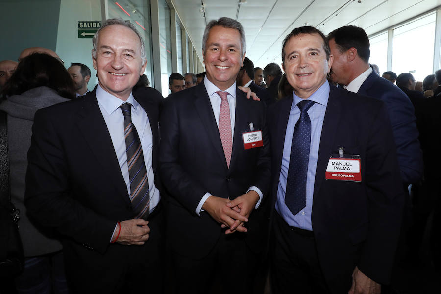 La Asociación Valenciana de Empresarios celebró este miércoles su asamblea general en Marina de Empresas, con presencia de 120 de sus 140 asociados. La mayoría prevén un 2019 igual o mejor en términos económicos que 2018 y crecerán tanto en empleo como en facturación, aunque sube el porcentaje que considera que será peor. Uno de los momentos más emotivos de la asamblea fue el homenaje a su presidente fundador, Silvino Navarro, que recibió una placa conmemorativa de manos del actual presidente, Vicente Boluda. Las ponencias corrieron a cargo de Juan Roig, Agustín Gregori y Alberto Gutiérrez, mientras que los presidentes de Caixabank, Jordi Gual, y del Sabadell, Josep Oliu, se presentaron entre los nuevos asociados del 'lobby' empresarial. Al acto de clausura, celebrado en el Veles e Vents, se incorporaron el presidente Ximo Puig y numerosos representantes del ámbito político, económico y social de la Comunitat Valenciana.