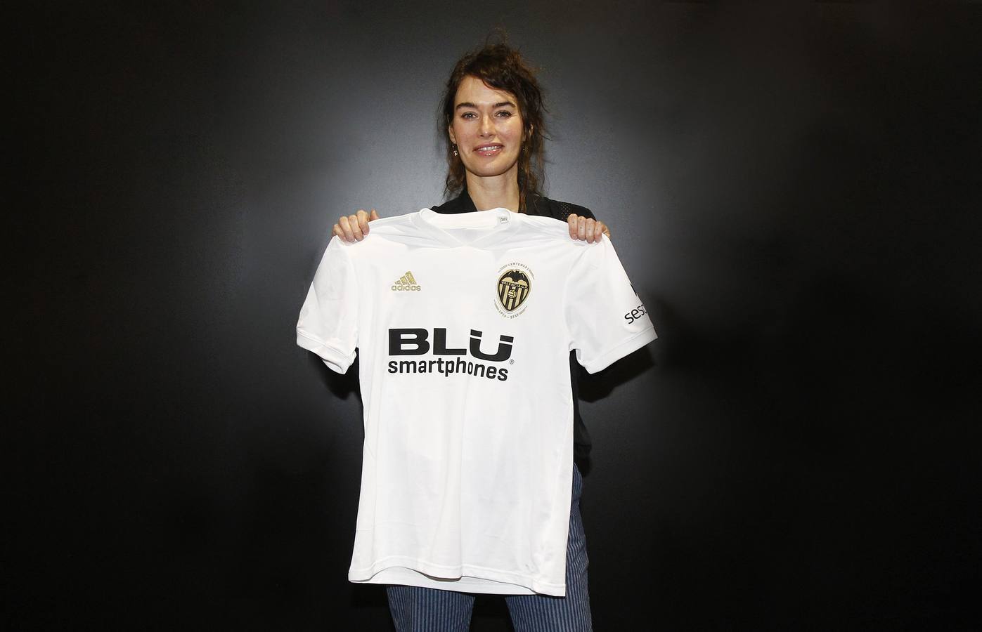 Lena Headey (Cersei Lannister) posa con la camiseta del Centenario del Valencia.