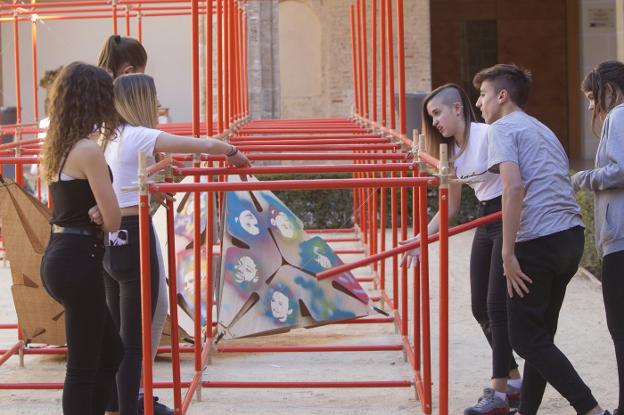 Alumnos creando la falla del museo del Carmen. 