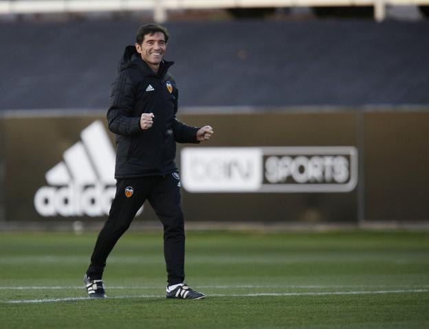 Marcelino sonríe en un entrenamiento reciente del Valencia. 