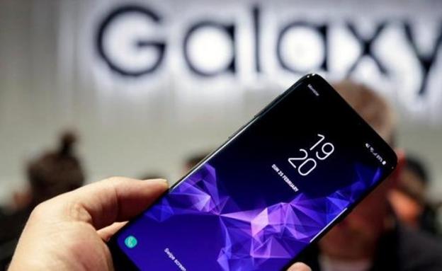 Un teléfono Samsung con Bixby integrado.