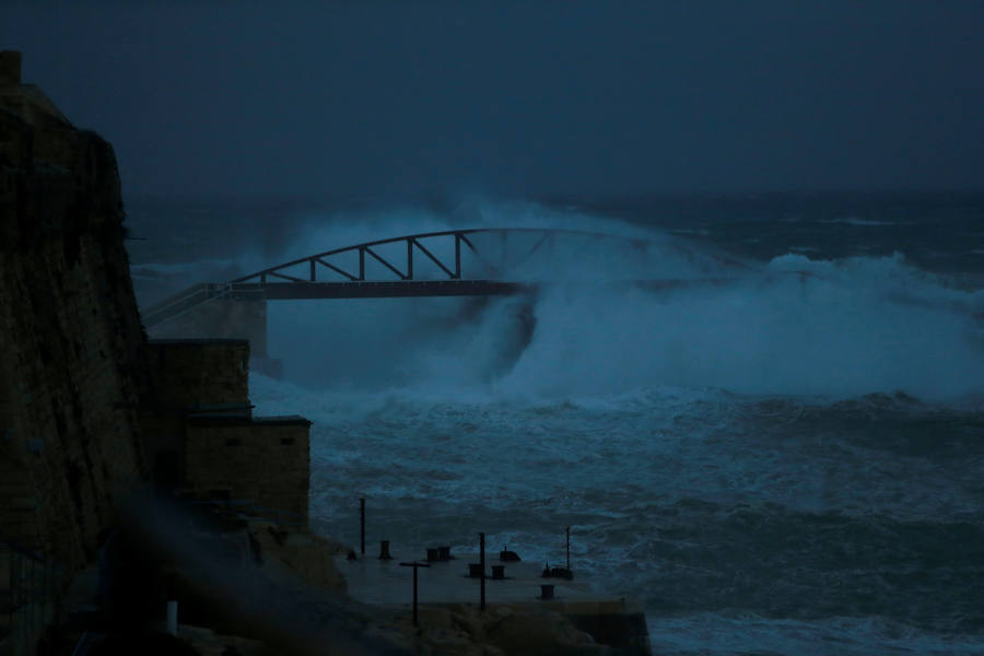 Un temporal de viento huracanado ha azotado Malta durante los últimos días. Las fuertes rachas de viento, que han llegado a los 100 km/hora, han destrozado estructuras, derribado árboles e incluso han provocado una inusual 'lluvia' de peces. Y es que, el viento desplazó multitud de ellos desde una piscifactoría que se encuentra en mitad del mar, concretamente en la bahía de San Pablo.