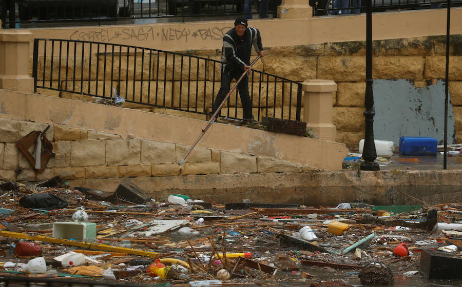 Un temporal de viento huracanado ha azotado Malta durante los últimos días. Las fuertes rachas de viento, que han llegado a los 100 km/hora, han destrozado estructuras, derribado árboles e incluso han provocado una inusual 'lluvia' de peces. Y es que, el viento desplazó multitud de ellos desde una piscifactoría que se encuentra en mitad del mar, concretamente en la bahía de San Pablo.