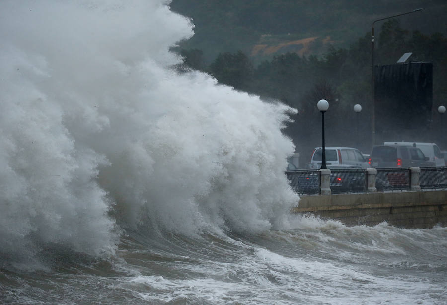 Un temporal de viento huracanado ha azotado Malta durante los últimos días. Las fuertes rachas de viento, que han llegado a los 100 km/hora, han destrozado estructuras, derribado árboles e incluso han provocado una inusual 'lluvia' de peces. Y es que, el viento desplazó multitud de ellos desde una piscifactoría que se encuentra en mitad del mar, concretamente en la bahía de San Pablo.