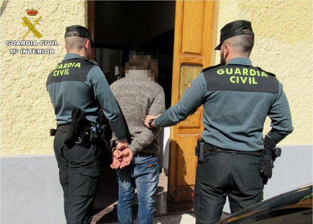 Fotografía facilitada por la Guardia Civil con el momento de la detención del presunto autor de la eyaculación sobre una chica en el autobús universitario. 