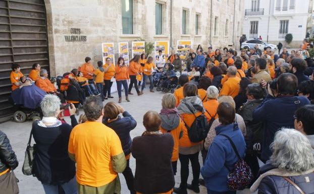 Concentración a las puertas de Las Cortes Valenciana reclamando la aplicación de la Ley de Dependencia.