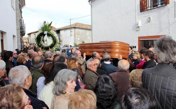 Momento de la salida del féretro de José Pinto, 