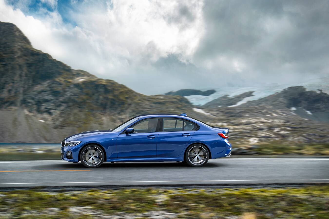 La nueva generación, y van siete, del BMW Serie ya está a la venta. Un modelo que crece en dimensiones y vuelve a poner el listón a gran altura en términos de dinámica de conducción, calidad e innovación.