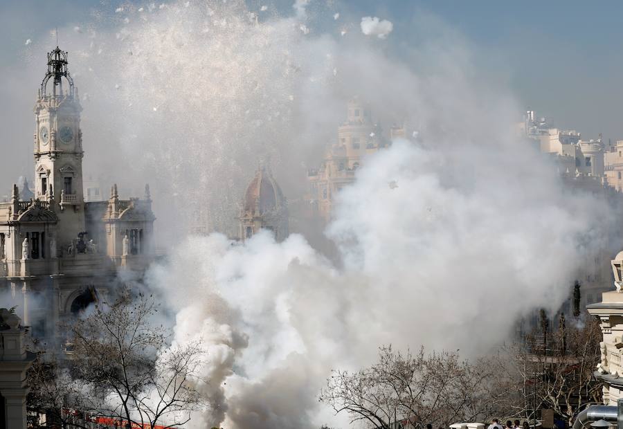 Fotos: Mascletà del 1 de marzo de las Fallas 2019