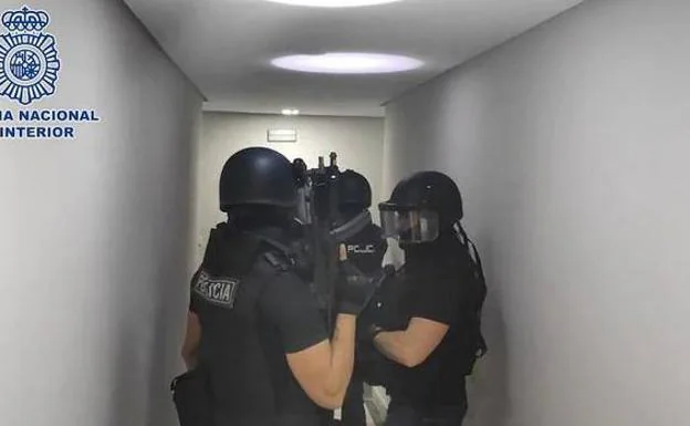 Varios policías se preparan para asaltar el piso de un narcotraficante.