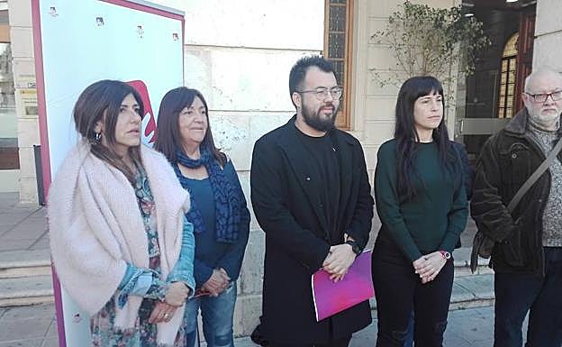 Nahuel González con representantes de Esquerra Unida. 