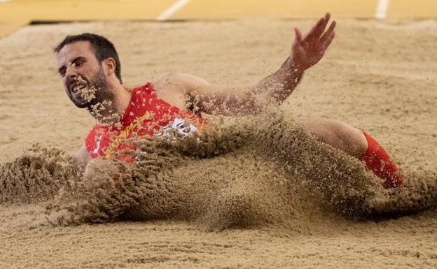 El saltador de longitud español Eusebio Cáceres, durante la clasificación.