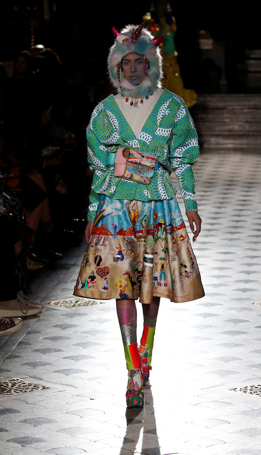 Brillante, exagerada y colorida colección de Manish Arora en la Semana de la Moda de París. Un estilo punk-meet-Bollywood combinando tocados y tocados de estilo mohicano, capuchas con estampado de leopardo, leggings brillantes y vestidos con diversas siluetas.