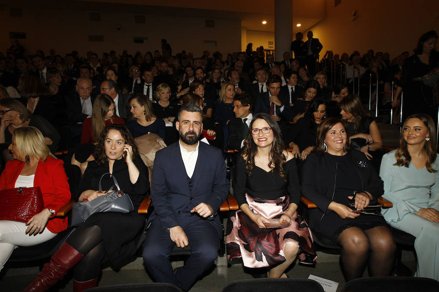 La falla Almirante Cadarso-Conde Altea celebró este jueves en el Palau de la Música la Gala de la Mujer, un evento que reunió a 400 personas entre comisiones, políticos y falleras mayores de Valencia. La entidad que preside Vicente Fuster quiso reconocer la labor de destacadas mujeres y una de las premiadas fue María José Grimaldo, subdirectora de LAS PROVINCIAS, fallecida recientemente. Recogió el premio su hijo, Pepe Morató. Morató quiso agradecer el reconocimiento. «A mi madre le encantaría recibirlo, allá donde esté estaría muy agradecida», dijo. Fueron premiadas también Mónica Oltra, Lydia del Canto, María José Lora, Xelo Salavert, Sela Falcó, Amparo Fabra, Tere Viguer, Concha Montaner, Ana Cobo, Anna Lluch, Hortensia Roig y Susana Remohí. 