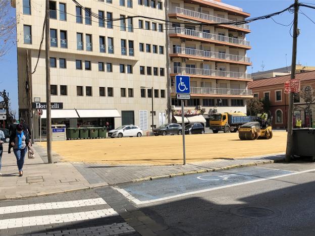 Una máquina compacta la arena de albero depositada en el solar del antiguo ambulatorio, en la calle Marqués de Campo. 