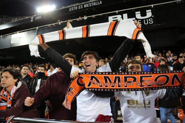 Los aficionados valencianistas, en plena celebración en Mestalla tras clasificarse para la final. 