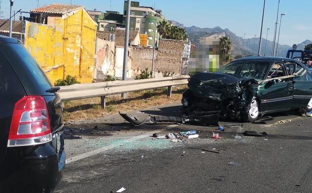 Tres personas atrapadas en un choque entre dos vehículos en Alzira