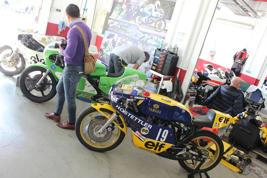 La sexta edición del RacingLegends se está celebrando en el Circuit Ricardo Tormo de Cheste con LAS PROVINCIAS como medio oficial y un espectacular ambiente tanto en las carreras de coches y motos clásicos en pista como en la exposición de coches de particulares y clubes en el paddock. Decenas de tiendas de accesorios vintage, motos 'café racer', 'food trucks', clubes de marcas como Citroën, que celebra su centenario, o Mini, que cumple seis décadas en este 2019 y un amplio abanico de actividades reciben a los visitantes, que disfrutan este año de una excelente meteorología.