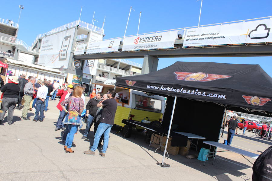 La sexta edición del RacingLegends se está celebrando en el Circuit Ricardo Tormo de Cheste con LAS PROVINCIAS como medio oficial y un espectacular ambiente tanto en las carreras de coches y motos clásicos en pista como en la exposición de coches de particulares y clubes en el paddock. Decenas de tiendas de accesorios vintage, motos 'café racer', 'food trucks', clubes de marcas como Citroën, que celebra su centenario, o Mini, que cumple seis décadas en este 2019 y un amplio abanico de actividades reciben a los visitantes, que disfrutan este año de una excelente meteorología.