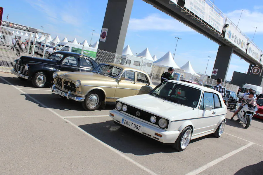 La sexta edición del RacingLegends se está celebrando en el Circuit Ricardo Tormo de Cheste con LAS PROVINCIAS como medio oficial y un espectacular ambiente tanto en las carreras de coches y motos clásicos en pista como en la exposición de coches de particulares y clubes en el paddock. Decenas de tiendas de accesorios vintage, motos 'café racer', 'food trucks', clubes de marcas como Citroën, que celebra su centenario, o Mini, que cumple seis décadas en este 2019 y un amplio abanico de actividades reciben a los visitantes, que disfrutan este año de una excelente meteorología.