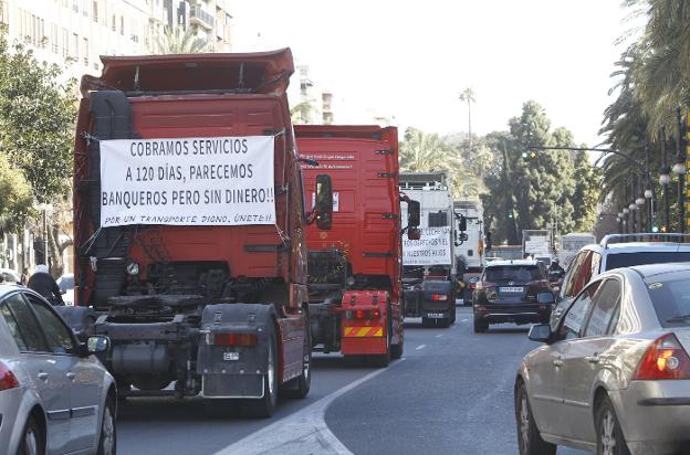 Camiones con pancartas ayer por Valencia. 