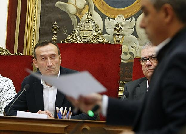 El primer edil de Elche, Carlos González, durante un pleno municipal. 