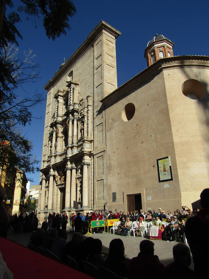 La Falla Plaza del Árbol ha organizado una nueva edición de su tradicional certamen fallero en el que los miembros más jóvenes de las comisiones participantes honran, homanjean y cantan a la Valencia clásica y al origen de la fiesta fallera. La plaza del Carmen ha acogido el desfile de las 18 comisiones participantes en la presente edición (58ª). En este caso el primer premio en Canto ha sido para la Falla Ripalda-Beneficiencia-San Ramón y el primero de Conjunto para Quart-Extramuro, comisión que también se ha alzado con el máximo galardón en Niño Típico.