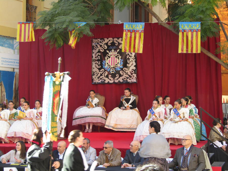 La Falla Plaza del Árbol ha organizado una nueva edición de su tradicional certamen fallero en el que los miembros más jóvenes de las comisiones participantes honran, homanjean y cantan a la Valencia clásica y al origen de la fiesta fallera. La plaza del Carmen ha acogido el desfile de las 18 comisiones participantes en la presente edición (58ª). En este caso el primer premio en Canto ha sido para la Falla Ripalda-Beneficiencia-San Ramón y el primero de Conjunto para Quart-Extramuro, comisión que también se ha alzado con el máximo galardón en Niño Típico.