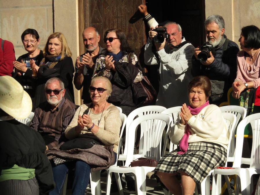 La Falla Plaza del Árbol ha organizado una nueva edición de su tradicional certamen fallero en el que los miembros más jóvenes de las comisiones participantes honran, homanjean y cantan a la Valencia clásica y al origen de la fiesta fallera. La plaza del Carmen ha acogido el desfile de las 18 comisiones participantes en la presente edición (58ª). En este caso el primer premio en Canto ha sido para la Falla Ripalda-Beneficiencia-San Ramón y el primero de Conjunto para Quart-Extramuro, comisión que también se ha alzado con el máximo galardón en Niño Típico.