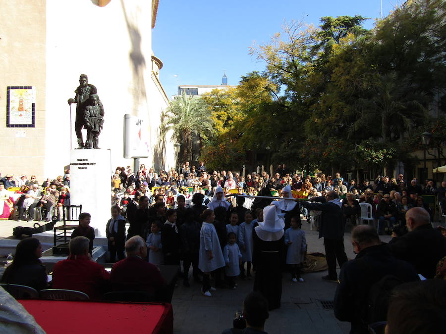 La Falla Plaza del Árbol ha organizado una nueva edición de su tradicional certamen fallero en el que los miembros más jóvenes de las comisiones participantes honran, homanjean y cantan a la Valencia clásica y al origen de la fiesta fallera. La plaza del Carmen ha acogido el desfile de las 18 comisiones participantes en la presente edición (58ª). En este caso el primer premio en Canto ha sido para la Falla Ripalda-Beneficiencia-San Ramón y el primero de Conjunto para Quart-Extramuro, comisión que también se ha alzado con el máximo galardón en Niño Típico.