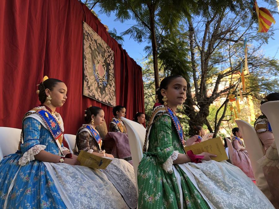 La Falla Plaza del Árbol ha organizado una nueva edición de su tradicional certamen fallero en el que los miembros más jóvenes de las comisiones participantes honran, homanjean y cantan a la Valencia clásica y al origen de la fiesta fallera. La plaza del Carmen ha acogido el desfile de las 18 comisiones participantes en la presente edición (58ª). En este caso el primer premio en Canto ha sido para la Falla Ripalda-Beneficiencia-San Ramón y el primero de Conjunto para Quart-Extramuro, comisión que también se ha alzado con el máximo galardón en Niño Típico.