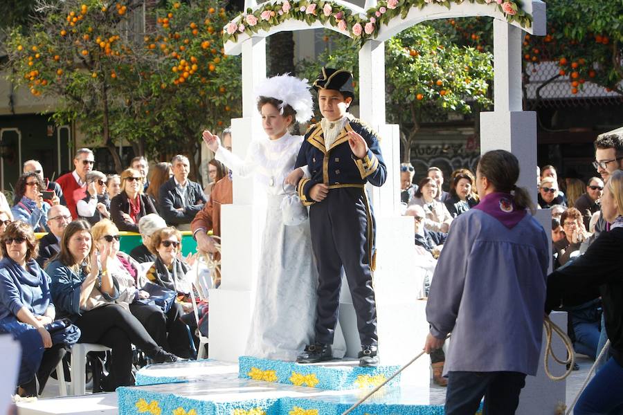 La Falla Plaza del Árbol ha organizado una nueva edición de su tradicional certamen fallero en el que los miembros más jóvenes de las comisiones participantes honran, homanjean y cantan a la Valencia clásica y al origen de la fiesta fallera. La plaza del Carmen ha acogido el desfile de las 18 comisiones participantes en la presente edición (58ª). En este caso el primer premio en Canto ha sido para la Falla Ripalda-Beneficiencia-San Ramón y el primero de Conjunto para Quart-Extramuro, comisión que también se ha alzado con el máximo galardón en Niño Típico. Sara Larrazábal, fallera mayor infantil de Valencia 2019, ha presidido el acto junto con Rocío Rodríguez Sánchez, máxima representante infantil de la comisión plaza del Árbol.