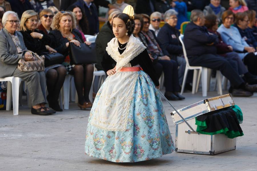 La Falla Plaza del Árbol ha organizado una nueva edición de su tradicional certamen fallero en el que los miembros más jóvenes de las comisiones participantes honran, homanjean y cantan a la Valencia clásica y al origen de la fiesta fallera. La plaza del Carmen ha acogido el desfile de las 18 comisiones participantes en la presente edición (58ª). En este caso el primer premio en Canto ha sido para la Falla Ripalda-Beneficiencia-San Ramón y el primero de Conjunto para Quart-Extramuro, comisión que también se ha alzado con el máximo galardón en Niño Típico. Sara Larrazábal, fallera mayor infantil de Valencia 2019, ha presidido el acto junto con Rocío Rodríguez Sánchez, máxima representante infantil de la comisión plaza del Árbol.