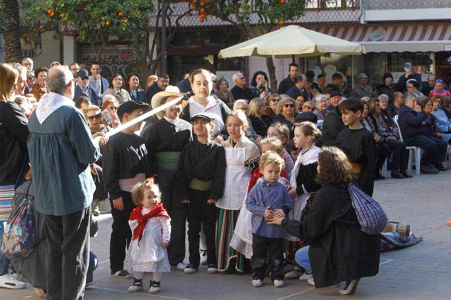 La Falla Plaza del Árbol ha organizado una nueva edición de su tradicional certamen fallero en el que los miembros más jóvenes de las comisiones participantes honran, homanjean y cantan a la Valencia clásica y al origen de la fiesta fallera. La plaza del Carmen ha acogido el desfile de las 18 comisiones participantes en la presente edición (58ª). En este caso el primer premio en Canto ha sido para la Falla Ripalda-Beneficiencia-San Ramón y el primero de Conjunto para Quart-Extramuro, comisión que también se ha alzado con el máximo galardón en Niño Típico. Sara Larrazábal, fallera mayor infantil de Valencia 2019, ha presidido el acto junto con Rocío Rodríguez Sánchez, máxima representante infantil de la comisión plaza del Árbol.