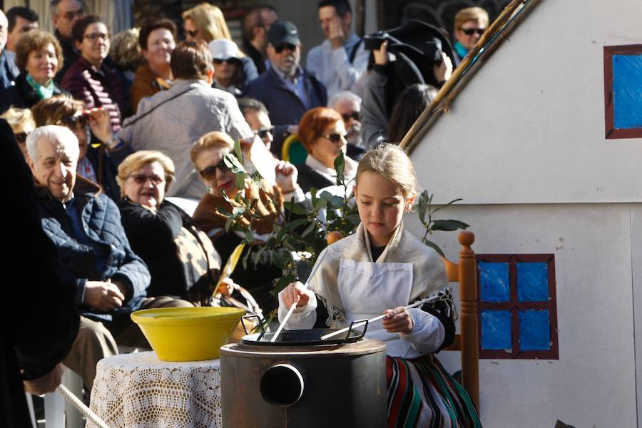 La Falla Plaza del Árbol ha organizado una nueva edición de su tradicional certamen fallero en el que los miembros más jóvenes de las comisiones participantes honran, homanjean y cantan a la Valencia clásica y al origen de la fiesta fallera. La plaza del Carmen ha acogido el desfile de las 18 comisiones participantes en la presente edición (58ª). En este caso el primer premio en Canto ha sido para la Falla Ripalda-Beneficiencia-San Ramón y el primero de Conjunto para Quart-Extramuro, comisión que también se ha alzado con el máximo galardón en Niño Típico. Sara Larrazábal, fallera mayor infantil de Valencia 2019, ha presidido el acto junto con Rocío Rodríguez Sánchez, máxima representante infantil de la comisión plaza del Árbol.